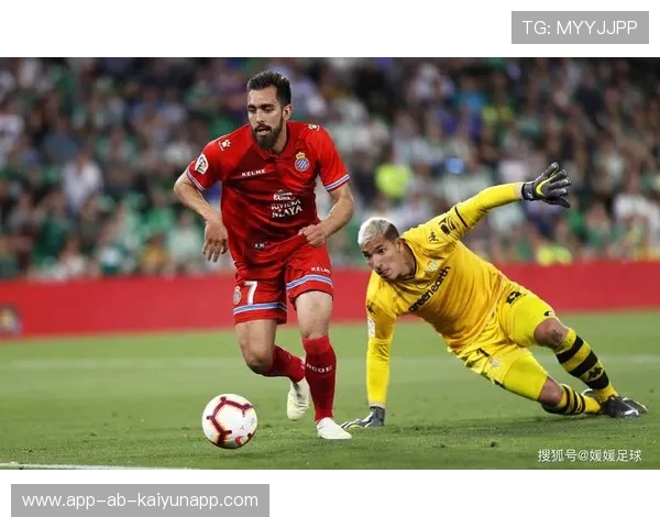 足球解说是否过度娱乐化导致专业性流失，足球解说都是在现场吗